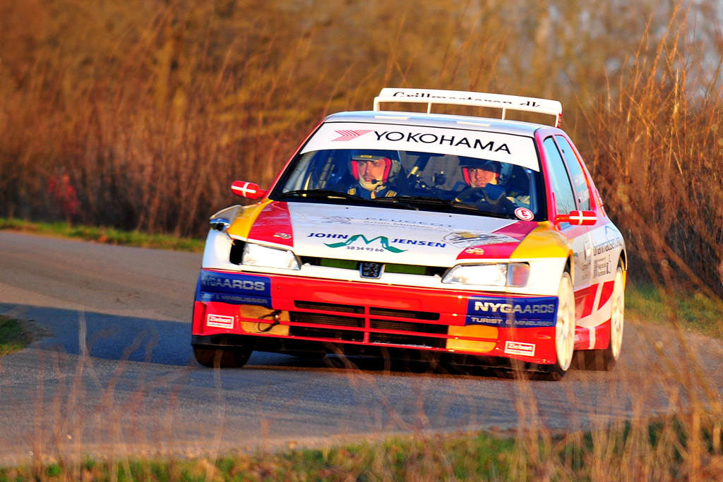 Kim Madsen har kun haft lejlighed til at køre få kilometer i sit nye rallyvåben, en lynhurtig Peugeot 306 MAXI. I weekenden går det løs.
(Foto: Michael Eisenberg)
